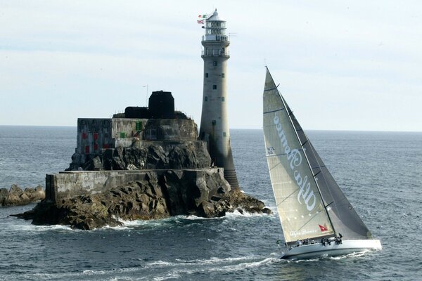 Phare entouré d eau