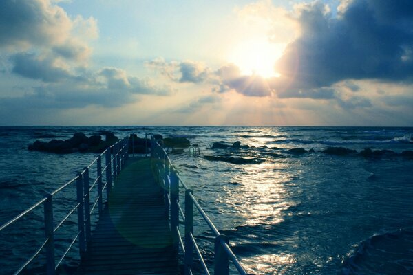 Pier und Meer, Sonne und Himmel