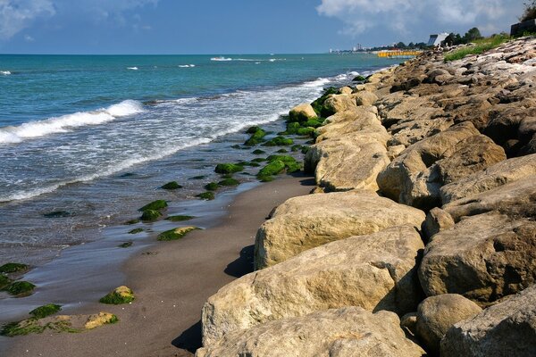 Grandes piedras en la orilla del mar