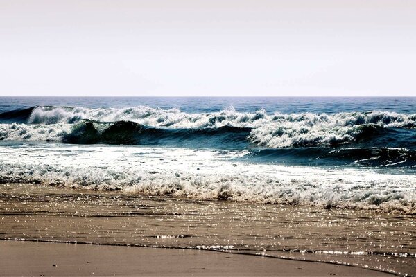 Matin sur la mer avec de grandes vagues