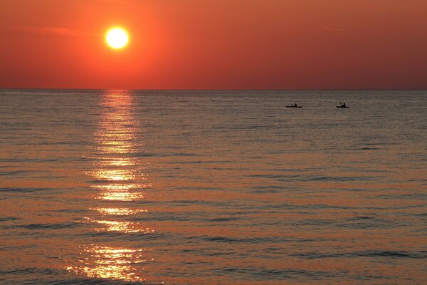 Ocean and sky in the reflections of the sun at sunset