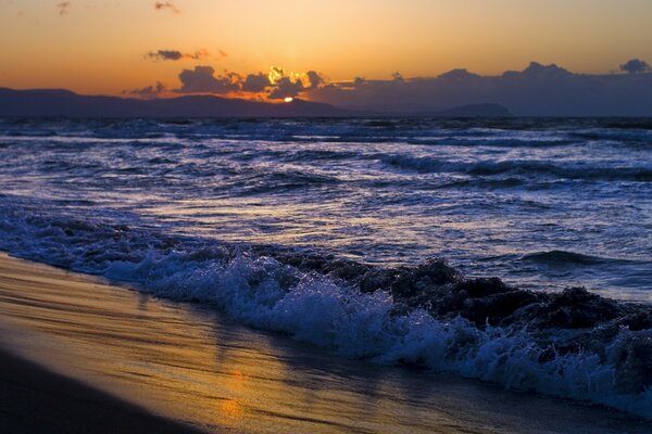 Surf bonito ao pôr do sol ou amanhecer