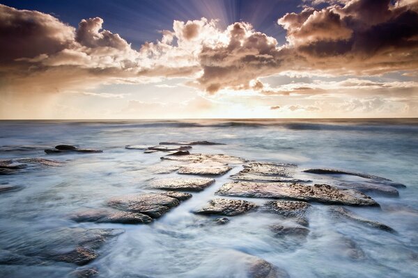 Mare nebbioso tra grandi rocce