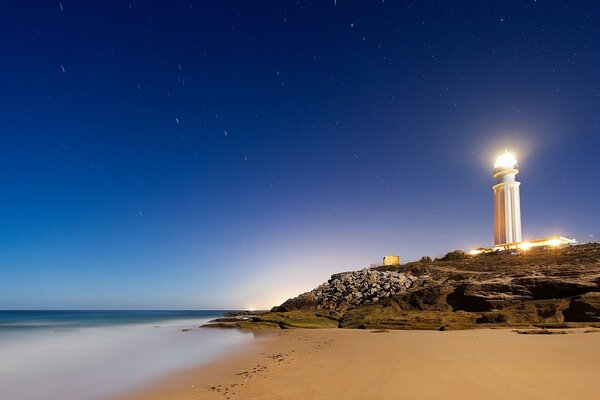 Sera, spiaggia di sabbia, cielo blu