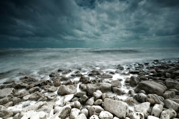 Une plage de galets attend le RAID d une autre vague