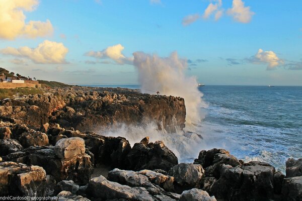 Mar y olas, piedras. Cielo azul