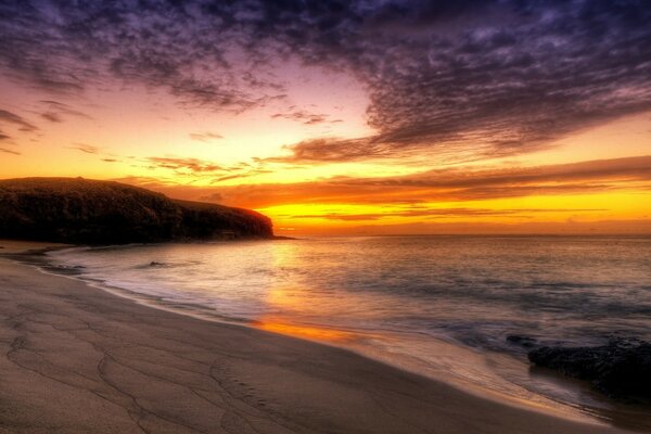 Dans la mer d or reflète le coucher de soleil