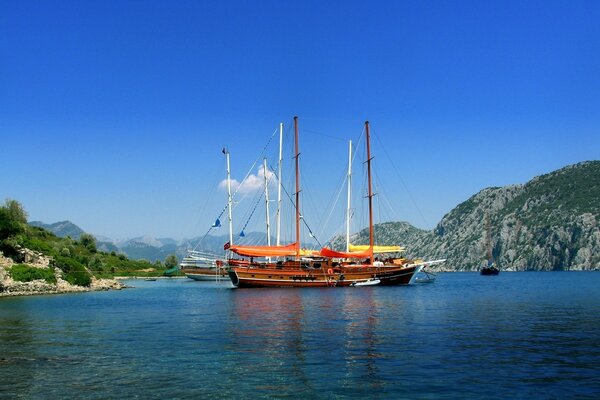 Schönes Schiff mit gesenkten Segeln