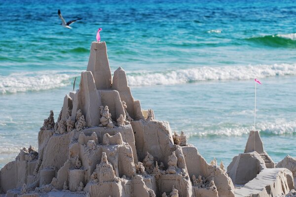 Castelos de areia na praia