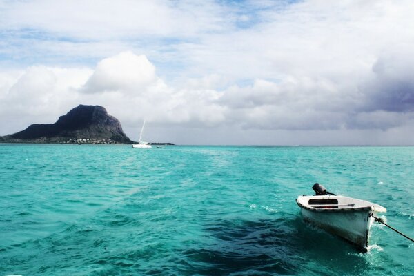 Boot auf blauem Wasser. Dichte Wolken