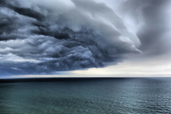 Elegante océano y cielo antes de la tormenta