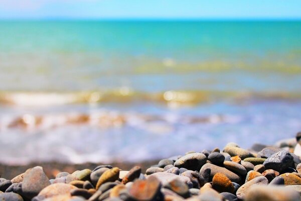 Kleine Kieselsteine am Meer am Strand