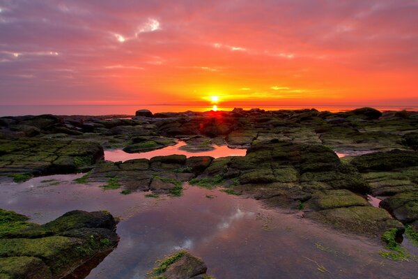 Pôr do sol na praia, montanhas do Sul