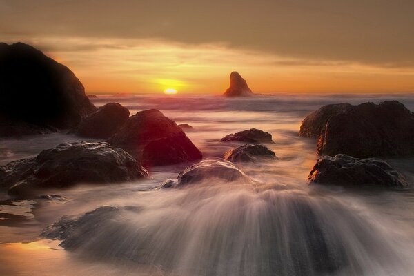 Puesta de sol y correr el agua