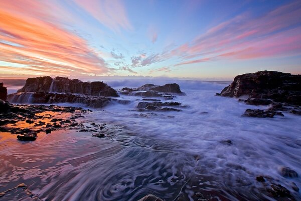 Belo pôr do sol sobre o oceano