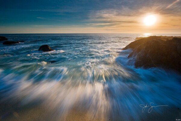 Mar azul al amanecer