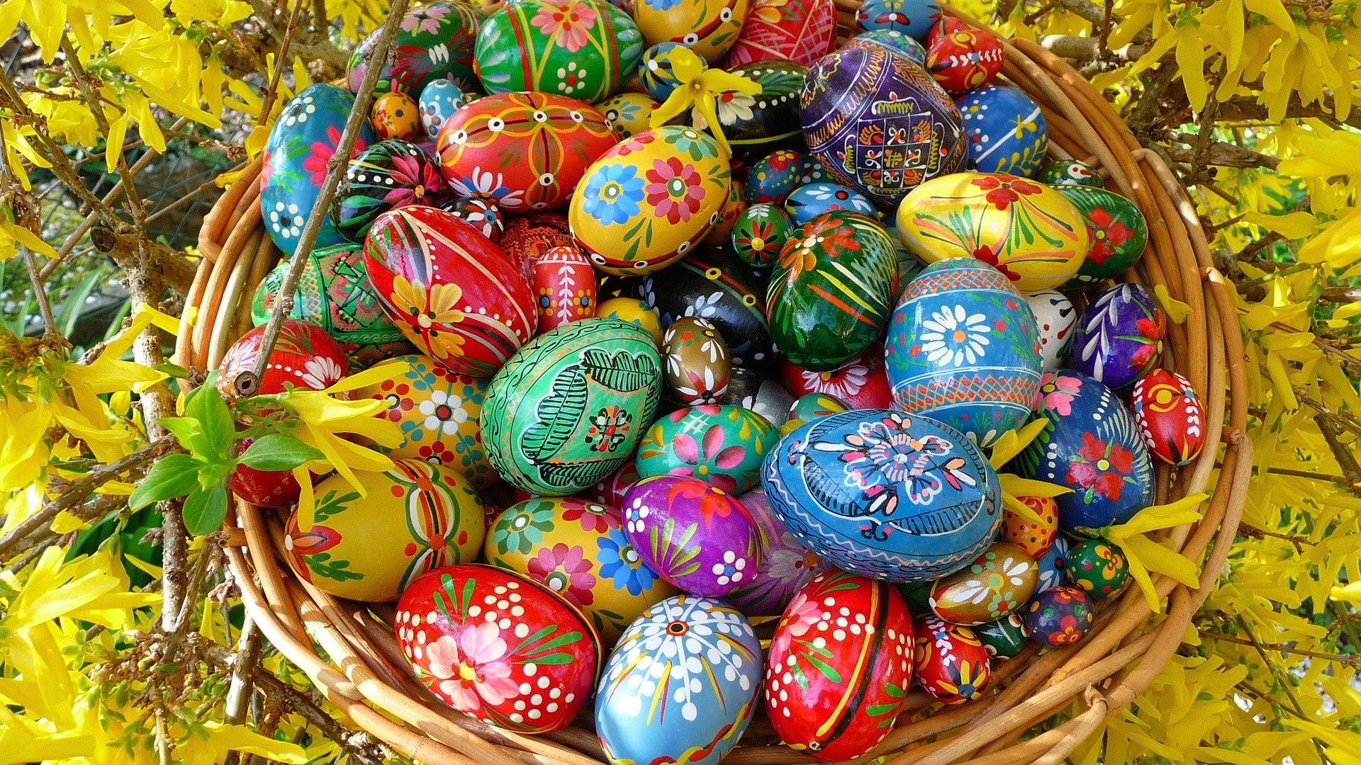 pasqua tradizionale decorazione vacanza stagione luminoso colore fatto a mano uovo festival ornato desktop cestino variegato