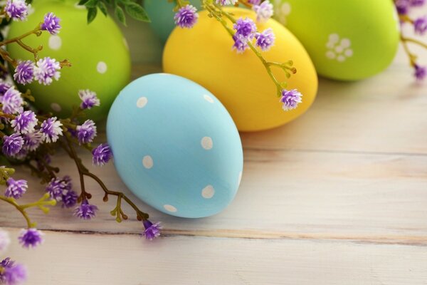 Huevos de Pascua multicolores en la mesa