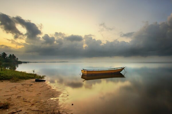 There s a lot of water here, but I don t see the beach; there s no sunset either, maybe it s dawn?