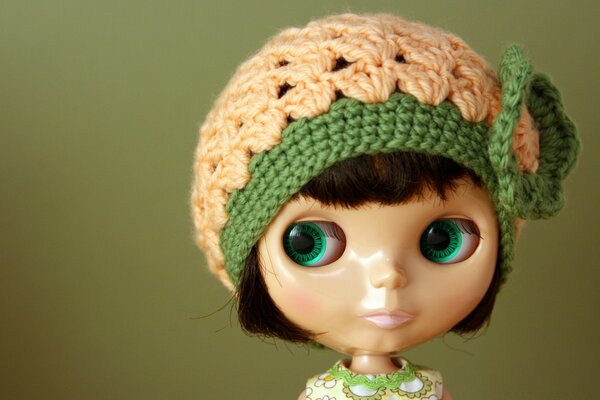 Muñeca con un gorro con ojos verdes