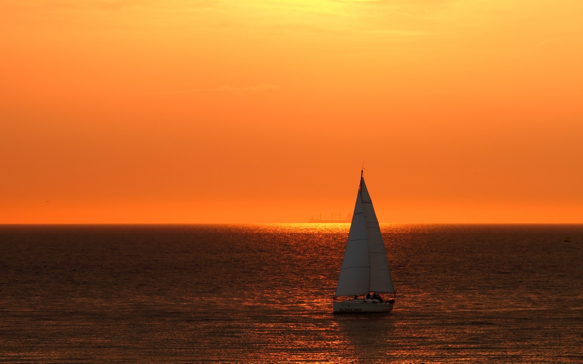 mer et océan coucher de soleil eau océan mer aube voilier bateau crépuscule soleil ciel bateau soirée paysage plage voyage voile yacht système de transport lumière