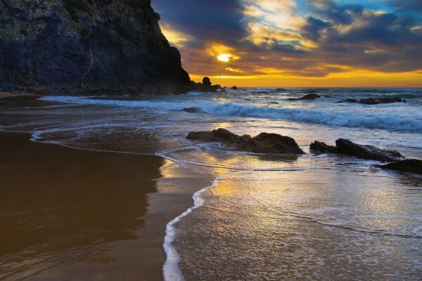 Crepúsculo entre las rocas y el mar