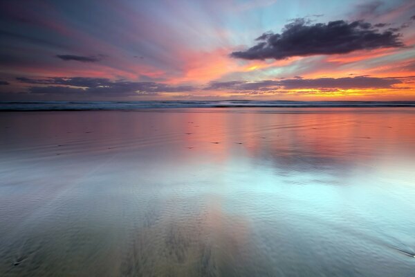 Charmant coucher de soleil sur le lac d hiver