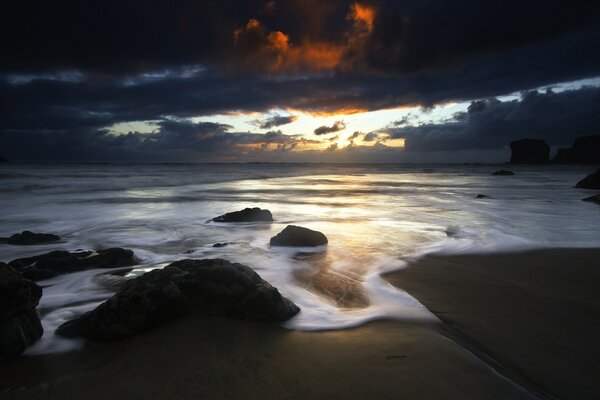 Nuages sombres sur la plage