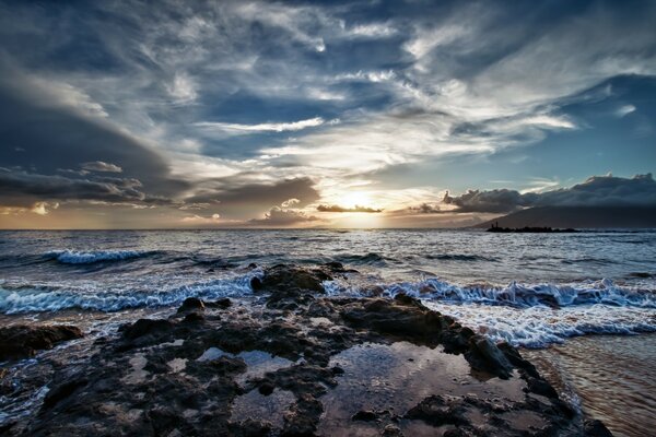 Onde del mare leggere. Tramonto e nuvole