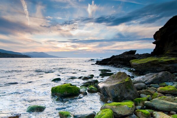 Bellissimo tramonto sulla spiaggia rocciosa