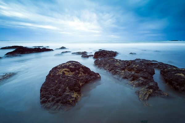 Grosses pierres noires dans la mer