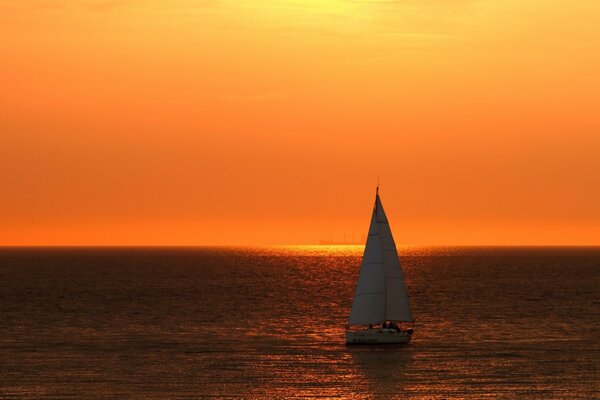 Boot im Meer bei Sonnenuntergang Hintergrund