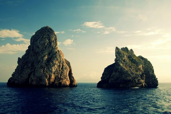 Duas ilhas de pedra no mar