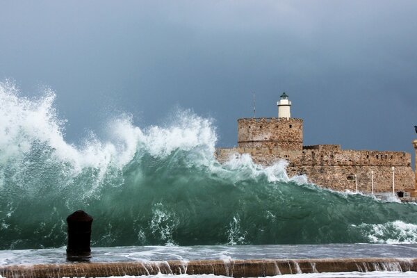 La fuerza imparable de la ola de mar