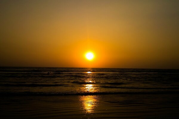 Puesta de sol dorada. Reflejo del sol en el agua