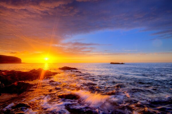 Puesta de sol en el mar. Agua. Cielo al atardecer