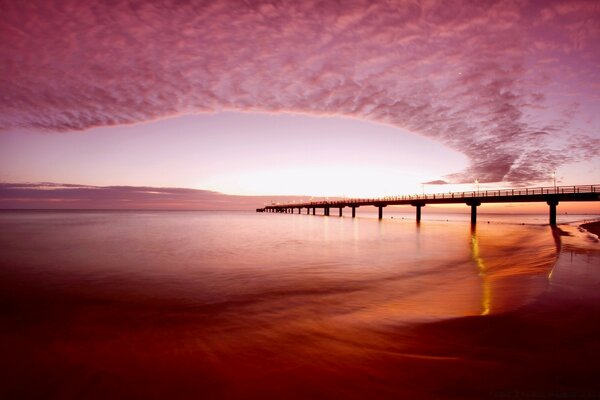 Beau crépuscule sur la mer. Océan