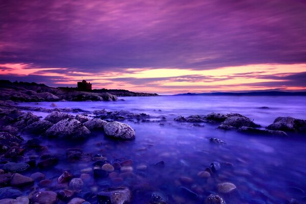 Nuages violets et l eau bleue