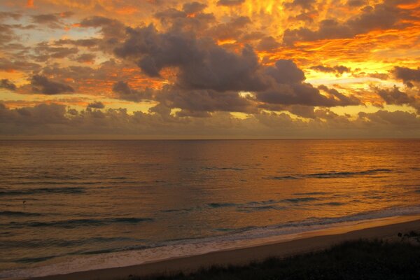 Impresionante puesta de sol en la costa del océano