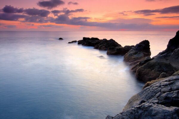 Coucher de soleil sur la côte rocheuse de la mer