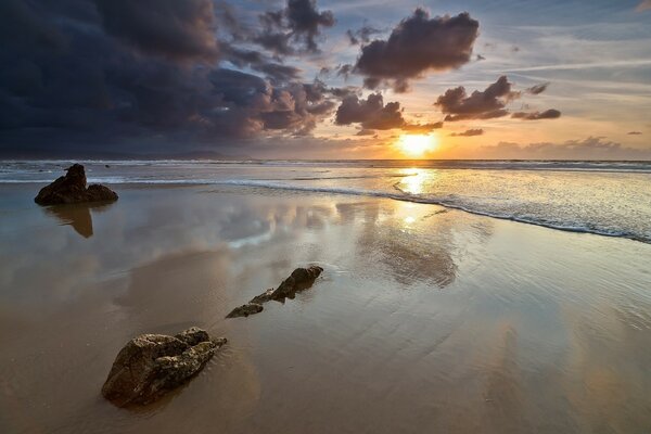 Tramonto sul mare calmo