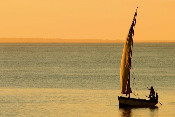 In the ocean of the world, a watercraft is splashing in the waves, now it has come ashore