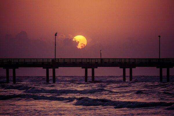 A ponte sobre o oceano prateado