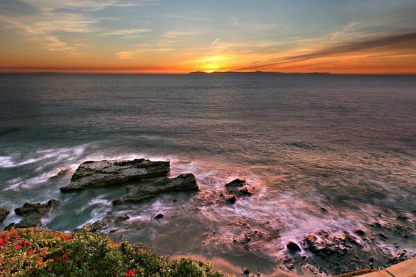 Puesta de sol de verano en la playa salvaje