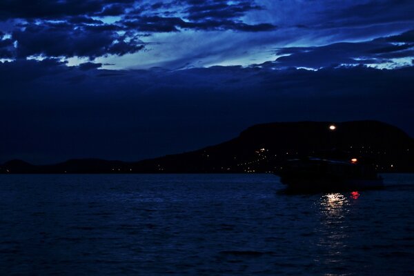 海上海岸的夜间景观