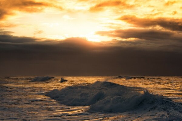 Impresionante amanecer en la playa del mar agitado