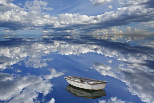 Ein Boot in den Wolken. Der Ozean