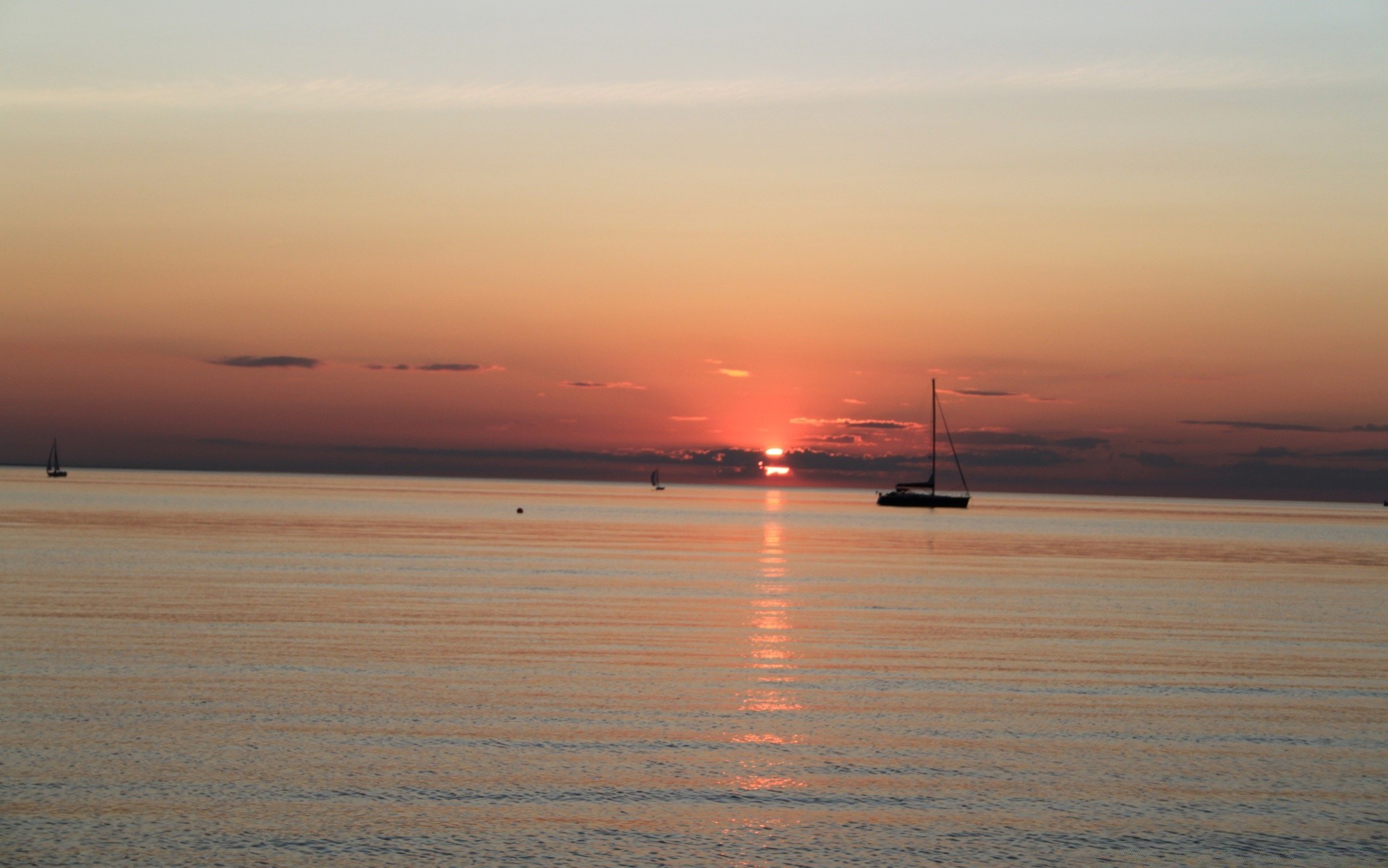 海洋和海洋 日落 黎明 水域 海 海滩 海洋 晚上 太阳 渔夫 黄昏 景观 景观 剪影 海洋 船只 反射 船 光