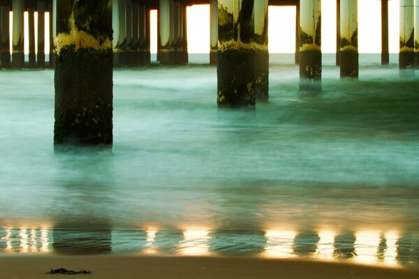 Ponte. Le acque dell oceano. Luce nell acqua