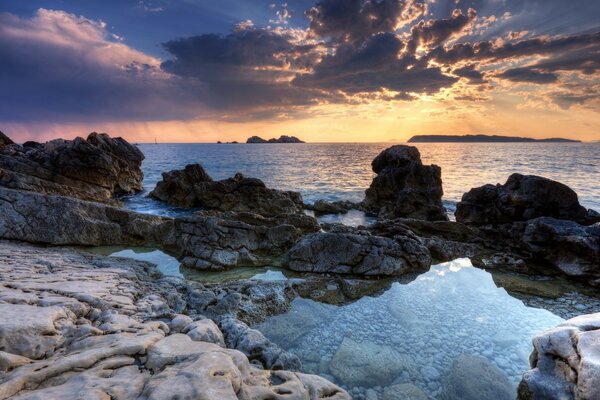 岩石海岸与平静和清澈的水